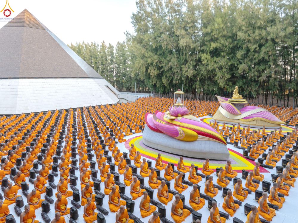 ภาพ No.288442:วันที่ 4 มกราคม พ.ศ. 2569 พระธรรมยาตราปฏิบัติธรรม และถ่ายภาพหมู่ประวัติศาสตร์ ในโครงการธรรมยาตรา กตัญญูบูชา มหาปูชนียาจารย์ พระมงคลเทพมุนี(สด จนฺทสโร) พระผู้ปราบมาร อนุสรณ์สถาน 7 แห่ง ปีที่ 14 ณ อนุสรณ์สถานมหาวิหารพระมงคลเทพมุนี (โลตัสแลนด์) อ.สองพี่น้อง