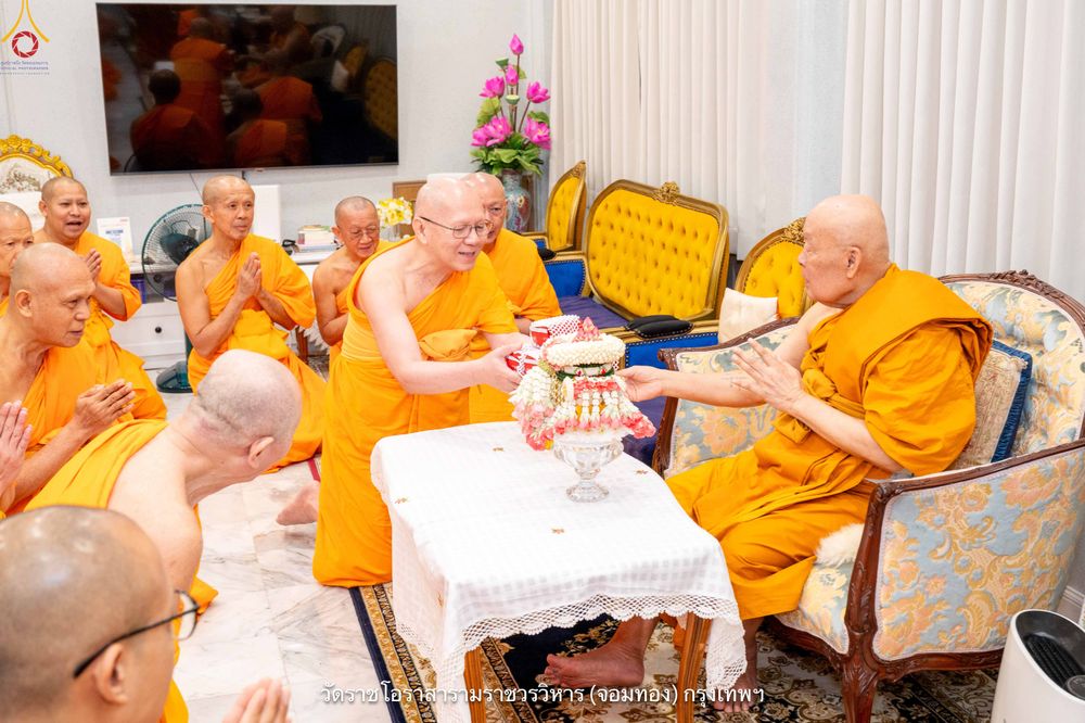 ภาพ No.342138:วันศุกร์ที่ 31 กรกฎาคม พ.ศ.2569 พระภิกษุวัดพระธรรมกาย ทำวัตรพระผู้ใหญ่เนื่องในวันเข้าพรรษา