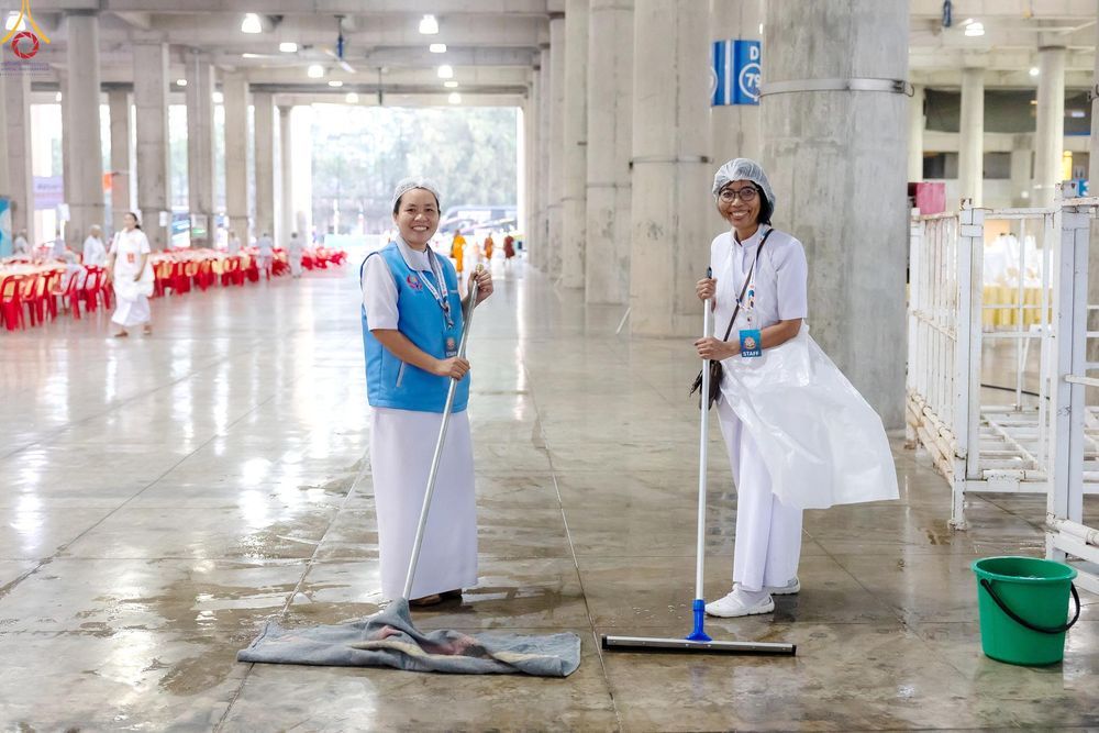 ภาพ No.325916:วันที่ 22 เมษายน พ.ศ.2569(วันคุ้มครองโลก) งานถวายมหาสังฆทาน 40,000 กว่าวัดทั่วประเทศ เจ้าหน้าที่ สาธุชน ร่วมใจจัดเตรียมภัตตาหารเพล (ชุด 2)