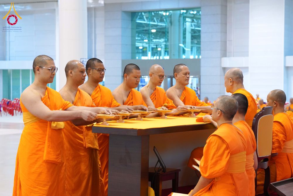 ภาพ No.284843:วันอาทิตย์ที่ 14 ธันวาคม พ.ศ.2568  พิธีปฏิบัติธรรม พิธีถวายภัตตาหารเป็นสังฆทาน พิธีมอบต้นสมบัติจักรพรรดิ ถวายแด่เจ้าอาวาสและประธานสงฆ์ 236 ศูนย์ส่งเสริมศีลธรรมทั่วโลก ณ สภาธรรมกายสากล วัดพระธรรมกาย