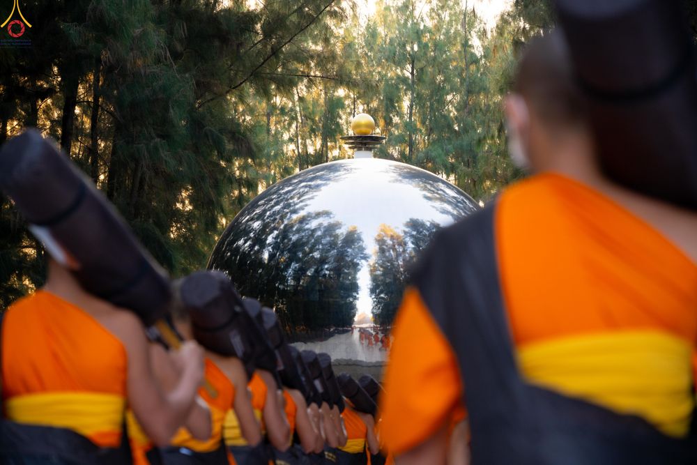 ภาพ No.288479:วันที่ 4 มกราคม พ.ศ. 2569 พระธรรมยาตราปฏิบัติธรรม และถ่ายภาพหมู่ประวัติศาสตร์ ในโครงการธรรมยาตรา กตัญญูบูชา มหาปูชนียาจารย์ พระมงคลเทพมุนี(สด จนฺทสโร) พระผู้ปราบมาร อนุสรณ์สถาน 7 แห่ง ปีที่ 14 ณ อนุสรณ์สถานมหาวิหารพระมงคลเทพมุนี (โลตัสแลนด์) อ.สองพี่น้อง