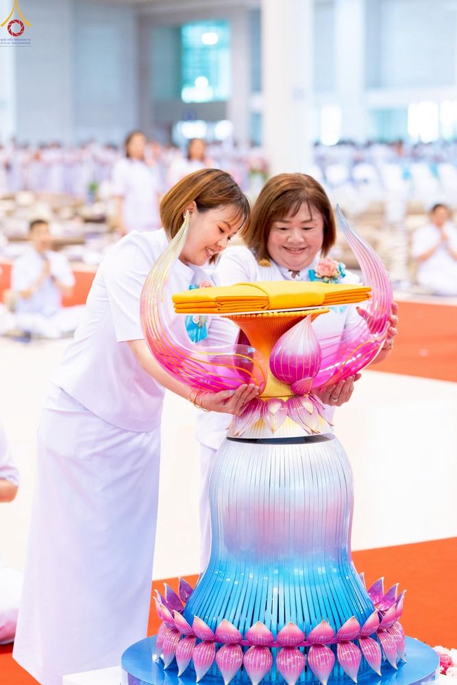 ภาพ No.251688:วันที่ 10 ตุลาคม พ.ศ. 2568 พิธีทอดผ้าป่าสมทบกฐินวัดพระธรรมกาย และสมทบกฐิน 30,000 กว่าวัดทั่วประเทศ ครั้งที่ 3 ณ สภาธรรมกายสากล วัดพระธรรมกาย