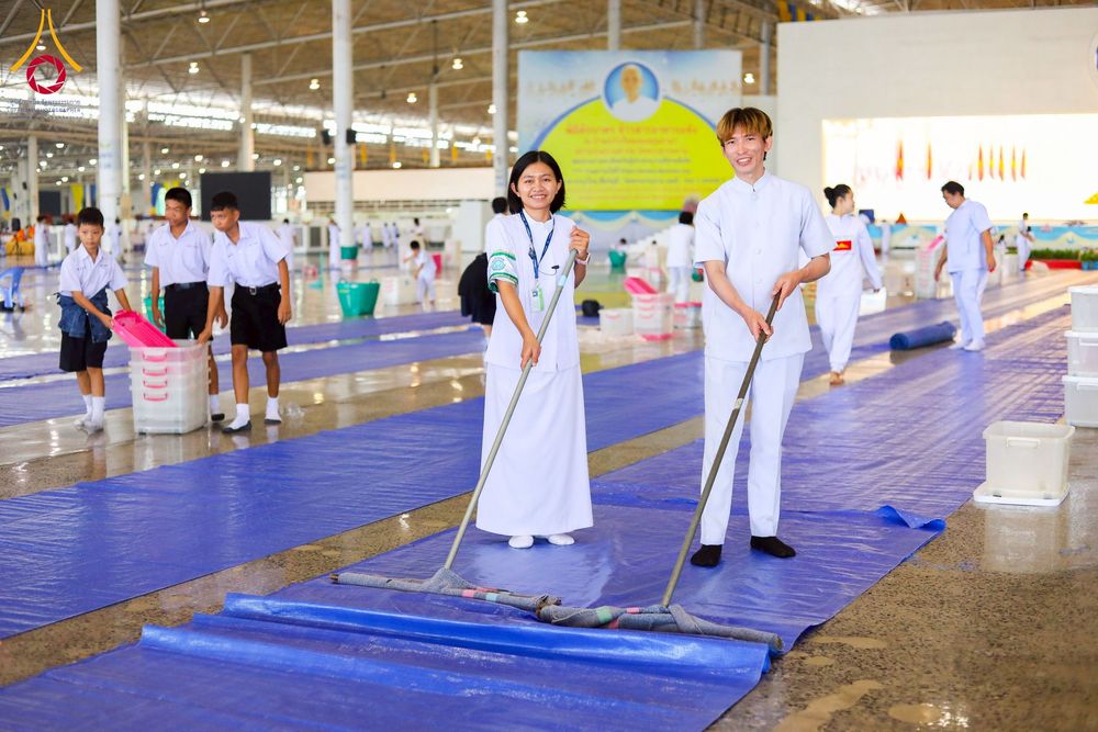 ภาพ No.256899:วันที่ 5 ตุลาคม พ.ศ. 2568 พิธีตักบาตร ข้าวสารอาหารแห้ง ณ บ้านแก้วเรือนทองคุณยายฯ สภาธรรมกายสากล วัดพระธรรมกาย