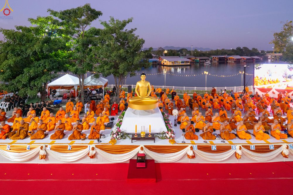 ภาพ No.282763:วันเสาร์ที่ 20 ธันวาคม พ.ศ.2568 พิธีตักบาตรพระ 10,000 รูป (ชุด 2) เนื่องในโอกาส 194 ปี จังหวัดกาญจนบุรี และอุทิศส่วนกุศลให้แด่บรรพชนทั้งหลาย บริเวณถนนสองแคว (Skywalk) เมืองกาญจนบุรี