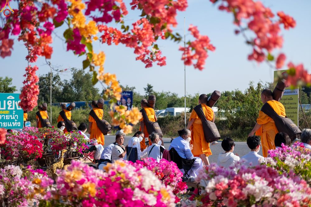 ภาพ No.292852:วันที่ 11 มกราคม พ.ศ. 2569 พิธีต้อนรับพระธรรมยาตรา ณ อนุสรณ์สถานลำดับที่ 3 สถานที่เกิดในเพศสมณะ วัดสองพี่น้อง อำเภอสองพี่น้อง จังหวัดสุพรรณบุรี ในโครงการธรรมยาตรา กตัญญูบูชา มหาปูชนียาจารย์ พระมงคลเทพมุนี(สด จนฺทสโร) พระผู้ปราบมาร อนุสรณ์สถาน 7 แห่ง ปีที