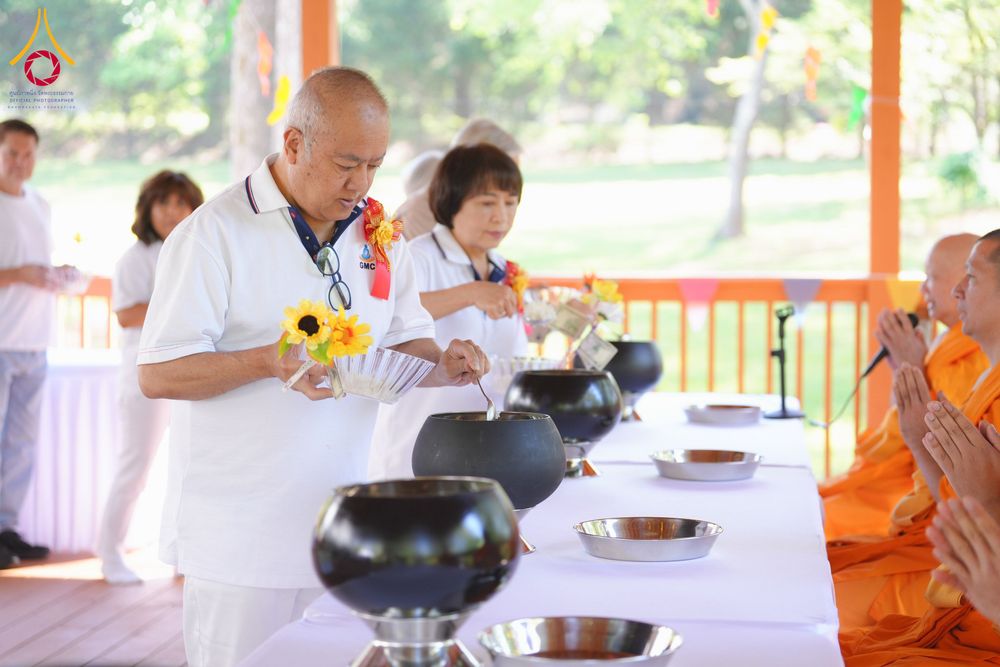 ภาพ No.321602:วันอาทิตย์ที่ 12 เมษายน พ.ศ.2569 กิจกรรมงานบุญวันสงกรานต์ (ตักบาตร ขอขมาพ่อแม่ สรงน้ำพระ รดน้ำขอพร) ณ วัดพระธรรมกายจอร์เจีย ประเทศสหรัฐอเมริกา