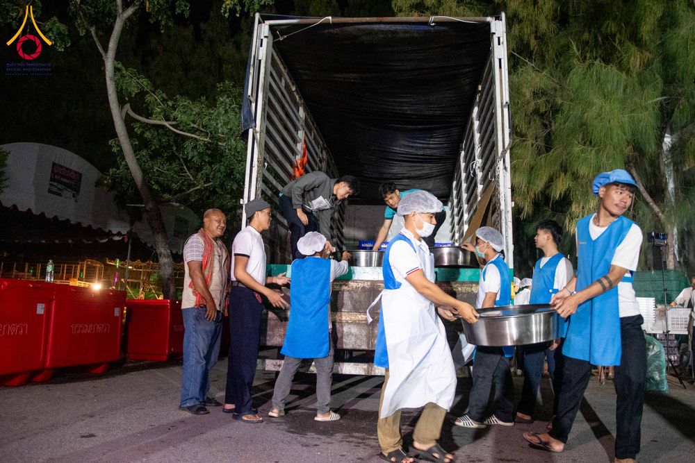 ภาพ No.288161:วันที่ 5 มกราคม พ.ศ. 2569 พิธีถวายภัตตาหารเป็นสังฆทาน แด่พระธรรมยาตรา ในโครงการธรรมยาตรา กตัญญูบูชา มหาปูชนียาจารย์ พระมงคลเทพมุนี(สด จนฺทสโร) พระผู้ปราบมาร อนุสรณ์สถาน 7 แห่ง ปีที่ 14 ณ อนุสรณ์สถานมหาวิหารพระมงคลเทพมุนี (โลตัสแลนด์) อ.สองพี่น้อง จ.สุพรร