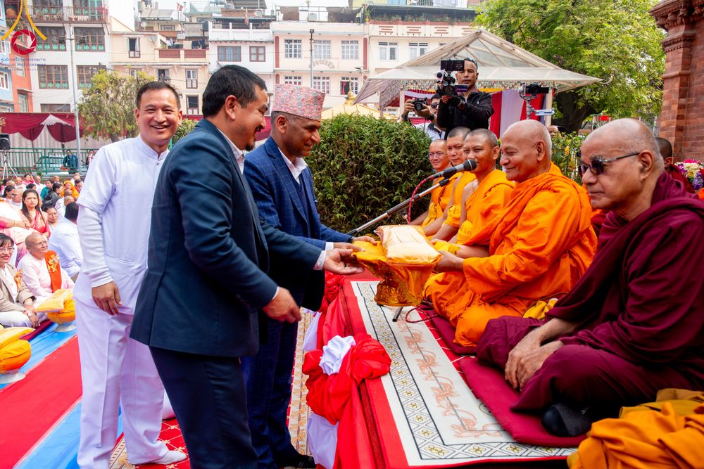 ภาพ No.313407:วันพฤหัสบดีที่ 12 มีนาคม พ.ศ. 2569 พิธีมอบบาตรและผ้าไตรในโครงการบรรพชาสามเณร 500 รูป  ณ นาคบาฮาล (Nagbahal) ประเทศเนปาล