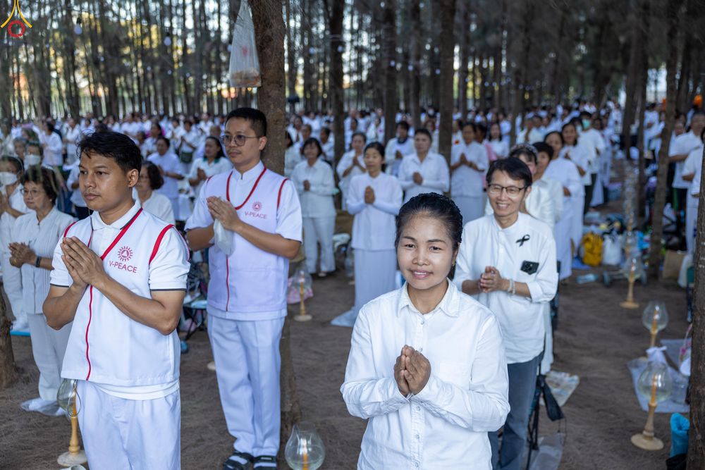 ภาพ No.290084:วันที่ 6 มกราคม พ.ศ. 2569 พิธีจุดประทีปถวายเป็นพุทธบูชา และบูชาธรรมมหาปูชนียาจารย์ (ภาพชุดที่ 2) ณ อนุสรณ์สถานมหาวิหารพระมงคลเทพมุนี (โลตัสแลนด์) อ.สองพี่น้อง จ.สุพรรณบุรี ในโครงการธรรมยาตรา กตัญญูบูชา มหาปูชนียาจารย์ พระมงคลเทพมุนี(สด จนฺทสโร) พระผู้ปรา