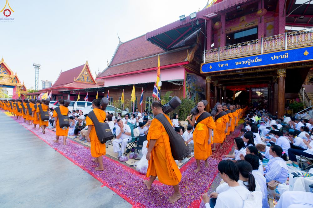 ภาพ No.295046:วันที่ 14 มกราคม พ.ศ. 2569 พิธีต้อนรับพระธรรมยาตรา อนุสรณ์สถานลำดับที่ 4  สถานที่เกิดด้วยกายธรรม ณ วัดโบสถ์บน ต.บางคูเวียง จ.นนทบุรี ในโครงการธรรมยาตรา กตัญญูบูชา มหาปูชนียาจารย์ พระมงคลเทพมุนี(สด จนฺทสโร) พระผู้ปราบมาร อนุสรณ์สถาน 7 แห่ง ปีที่ 14