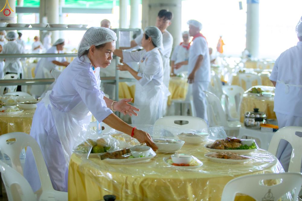 ภาพ No.325808:วันที่ 22 เมษายน พ.ศ.2569(วันคุ้มครองโลก) งานถวายมหาสังฆทาน 40,000 กว่าวัดทั่วประเทศ เจ้าหน้าที่ สาธุชน ร่วมใจจัดเตรียมภัตตาหารเพล (ชุด 2)