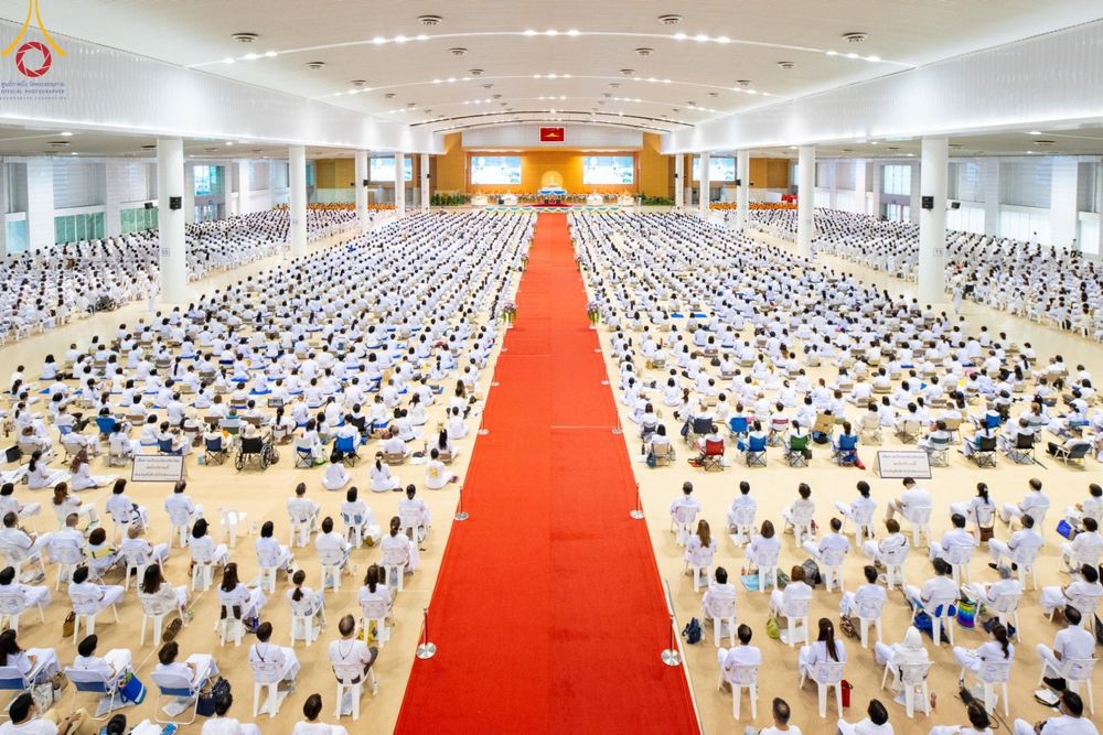 ภาพ No.139279:พิธีตักบาตร , พิธีบูชาข้าวพระ ณ ห้องแก้วสารพัด 1 สภาธรรมกายสากล วัดพระธรรมกาย วันอาทิตย์ต้นเดือนที่ 2 มิถุนายน พ.ศ. 2567