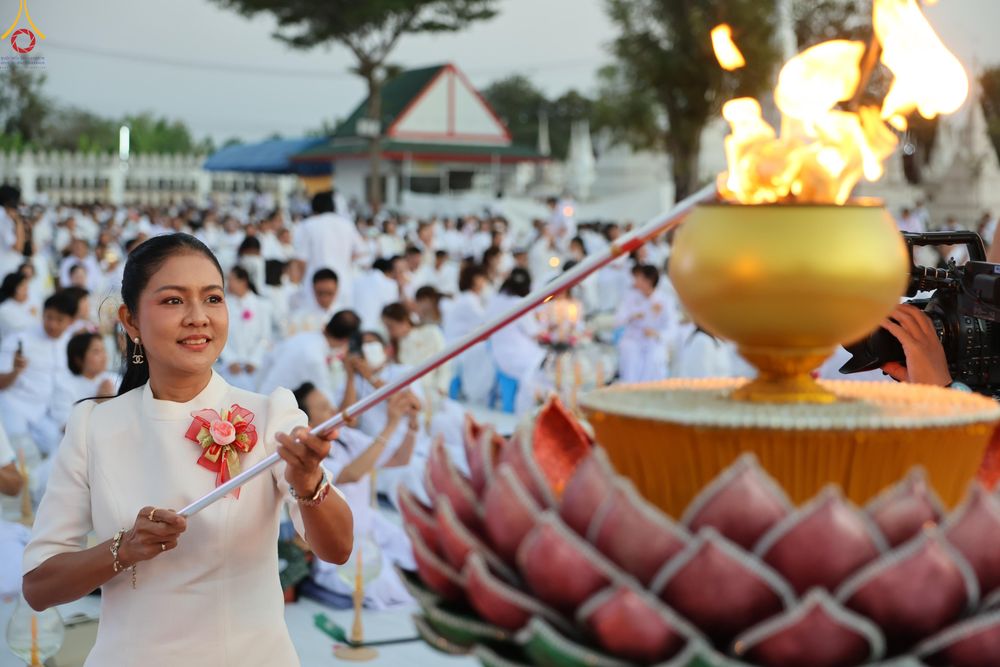 ภาพ No.294033:วันที่ 13 มกราคม พ.ศ. 2569 พิธีจุดประทีปถวายเป็นพุทธบูชา และบูชาธรรมมหาปูชนียาจารย์  (ภาพชุดที่ 2) ณ วัดสองพี่น้อง ต.ต้นตาล อ.สองพี่น้อง จ.สุพรรณบุรี ในโครงการธรรมยาตรา กตัญญูบูชา มหาปูชนียาจารย์ พระมงคลเทพมุนี(สด จนฺทสโร) พระผู้ปราบมาร อนุสรณ์สถาน 7 แห่