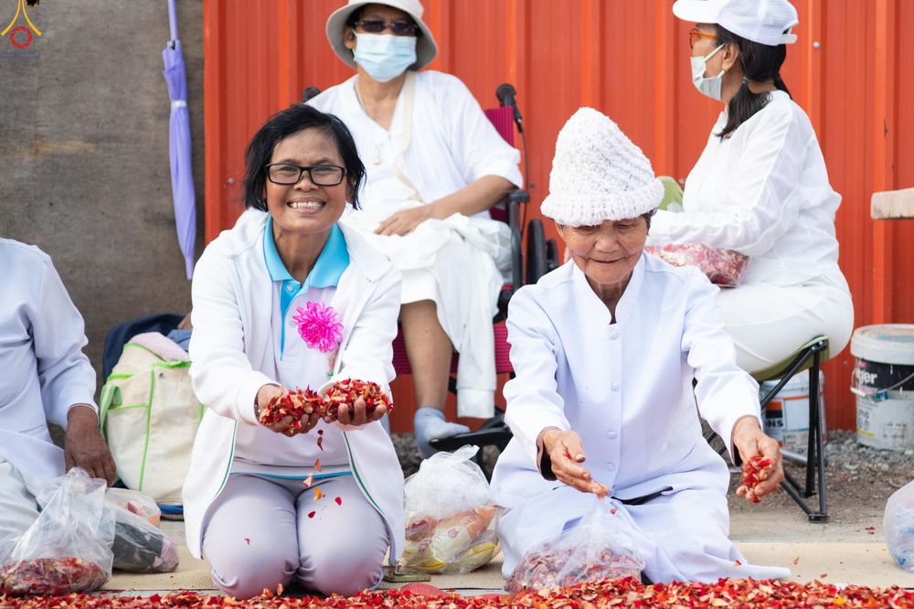 ภาพ No.294979:วันที่ 14 มกราคม พ.ศ. 2569 พิธีต้อนรับพระธรรมยาตรา อนุสรณ์สถานลำดับที่ 4  สถานที่เกิดด้วยกายธรรม ณ วัดโบสถ์บน ต.บางคูเวียง จ.นนทบุรี ในโครงการธรรมยาตรา กตัญญูบูชา มหาปูชนียาจารย์ พระมงคลเทพมุนี(สด จนฺทสโร) พระผู้ปราบมาร อนุสรณ์สถาน 7 แห่ง ปีที่ 14