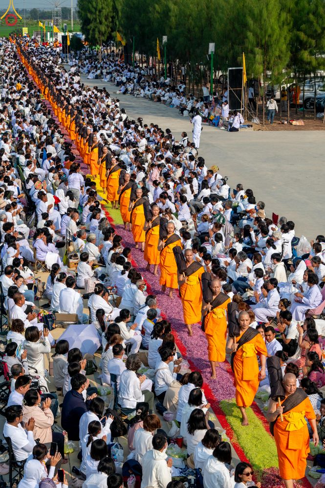 ภาพ No.299703:วันที่ 18 มกราคม พ.ศ. 2569 พิธีต้อนรับพระธรรมยาตรา (ภาพชุดที่ 2) ณ อนุสรณ์สถานลำดับที่ 5  สถานที่เผยแผ่วิชชาธรรมกายครั้งแรก อนุสรณ์สถานบางปลา วัดบางปลา อำเภอบางเลน จังหวัดนครปฐม ในโครงการธรรมยาตรา กตัญญูบูชา มหาปูชนียาจารย์ พระมงคลเทพมุนี(สด จนฺทสโร) พระ