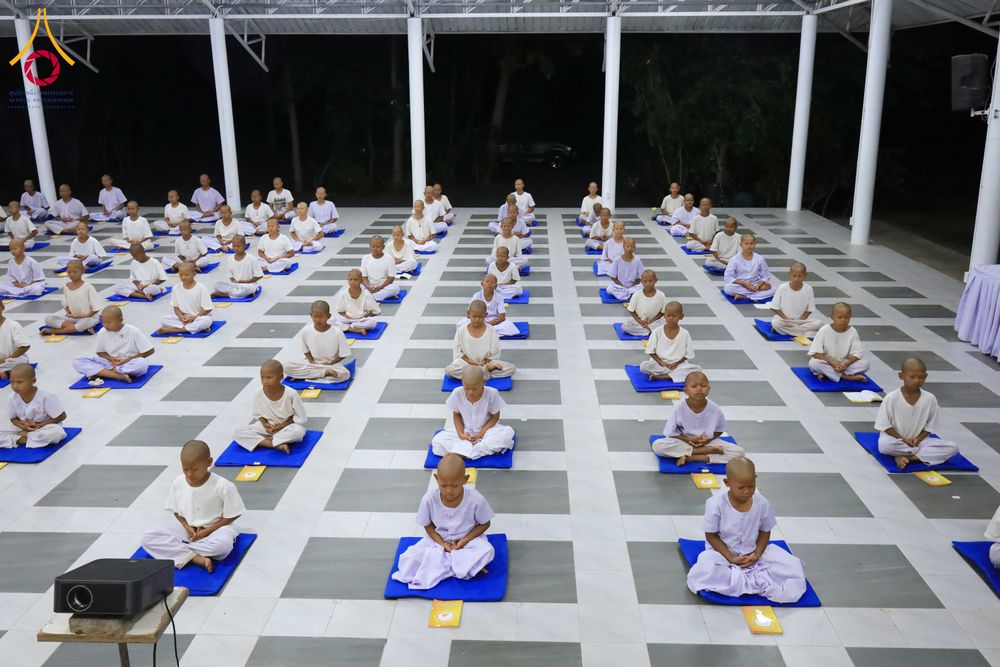 ภาพ No.319922:วันที่ 1 เมษายน พ.ศ.2569 นาคน้อยว่าที่สามเณรธรมทายาท จำนวน 98 คน  ร่วมกันสวดมนต์ทำวัตรเย็นและนั่งสมาธิ ณ ศูนย์ปฏิบัติธรรมบุรีรัมย์ จ.บุรีรัมย์