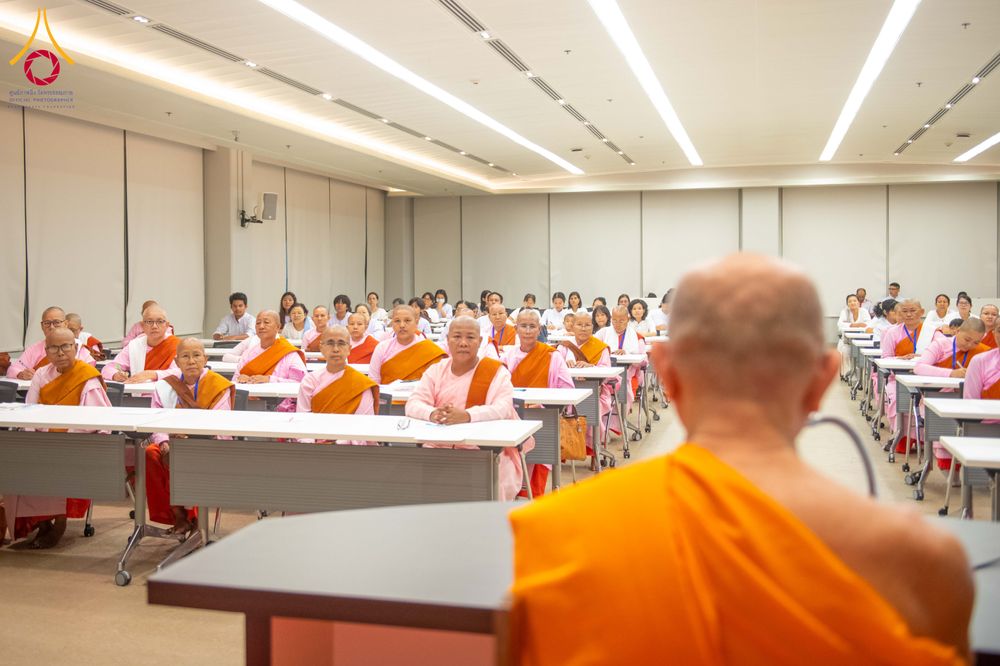 ภาพ No.325348:วันที่ 24 เมษายน พ.ศ.2569  หลวงพ่อทัตตชีโว รองเจ้าอาวาสวัดพระธรรมกาย ถวายการต้อนรับและปฏิสันถารคณะแม่ชีชาวเมียนมา