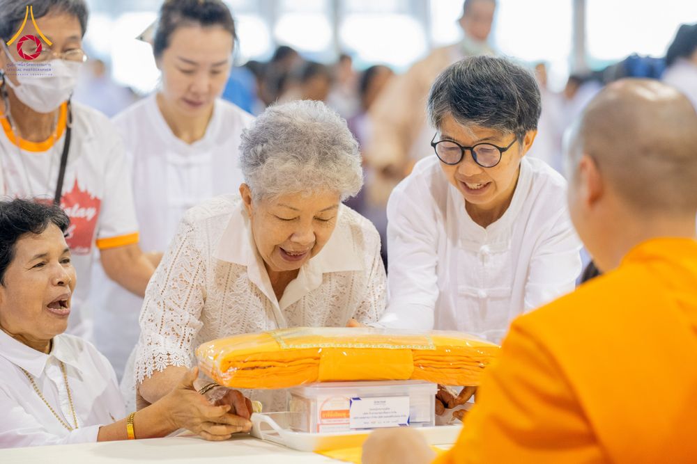 ภาพ No.279099:วันที่ 2 มกราคม พ.ศ.2569 พิธีถวายภัตตาหารเป็นสังฆทาน แด่พระธรรมยาตรา ณ วัดพระธรรมกาย ปทุมธานี ในโครงการธรรมยาตรา กตัญญูบูชา มหาปูชนียาจารย์ พระมงคลเทพมุนี(สด จนฺทสโร) พระผู้ปราบมาร อนุสรณ์สถาน 7 แห่ง ปีที่ 14