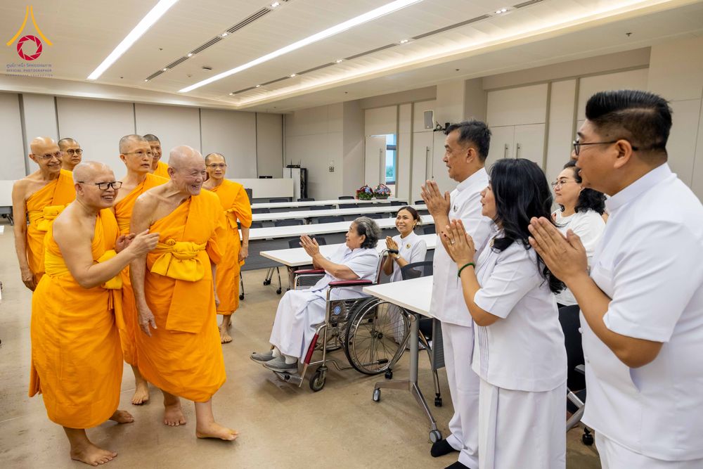 ภาพ No.324866:วันพฤหัสบดีที่ 23 เมษายน พ.ศ.2569  หลวงพ่อทัตตชีโว รองเจ้าอาวาสวัดพระธรรมกาย ถวายการต้อนรับและปฏิสันถารคณะชาวอินโดนีเซีย