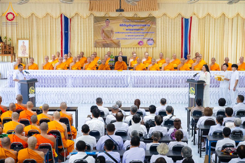 พระภิกษุสงฆ์และพุทธศาสนิกชนร่วมพิธีทางศาสนาภายในอาคาร