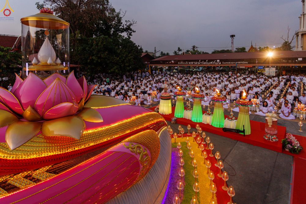 ภาพ No.297101:วันที่ 17 มกราคม พ.ศ. 2569 พิธีจุดประทีปถวายเป็นพุทธบูชา และบูชาธรรมมหาปูชนียาจารย์ (ภาพชุดที่ 2) ณ วัดโบสถ์บน ต.บางคูเวียง จ.นนทบุรี อนุสรณ์สถานลำดับที่ 4 สถานที่เกิดด้วยกายธรรม ในโครงการธรรมยาตรา กตัญญูบูชา มหาปูชนียาจารย์ พระมงคลเทพมุนี(สด จนฺทสโร) พร