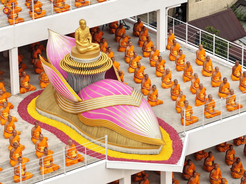 ภาพ No.300016:วันที่ 22 มกราคม พ.ศ.2569 พระธรรมยาตราปฏิบัติธรรม และถ่ายภาพหมู่ประวัติศาสตร์ ณ อาคารธรรมยาตรา กตัญญูบูชามหาปูชนียาจารย์  ตรงข้ามวัดปากน้ำภาษีเจริญ จ.กรุงเทพมหานคร ในโครงการธรรมยาตรา กตัญญูบูชา มหาปูชนียาจารย์ พระมงคลเทพมุนี(สด จนฺทสโร) พระผู้ปราบมาร อนุ