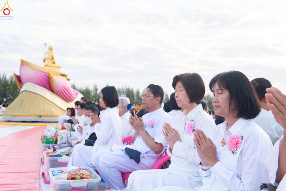ภาพ No.302465:วันที่ 24 มกราคม พ.ศ. 2569 พิธีตักบาตรพระธรรมยาตรา ณ อนุสรณ์สถานลำดับที่ 5 สถานที่เผยแผ่วิชชาธรรมกายครั้งแรก อนุสรณ์สถานบางปลา วัดบางปลา อำเภอบางเลน จังหวัดนครปฐม ในโครงการธรรมยาตรา กตัญญูบูชา มหาปูชนียาจารย์ พระมงคลเทพมุนี(สด จนฺทสโร) พระผู้ปราบมาร อนุส