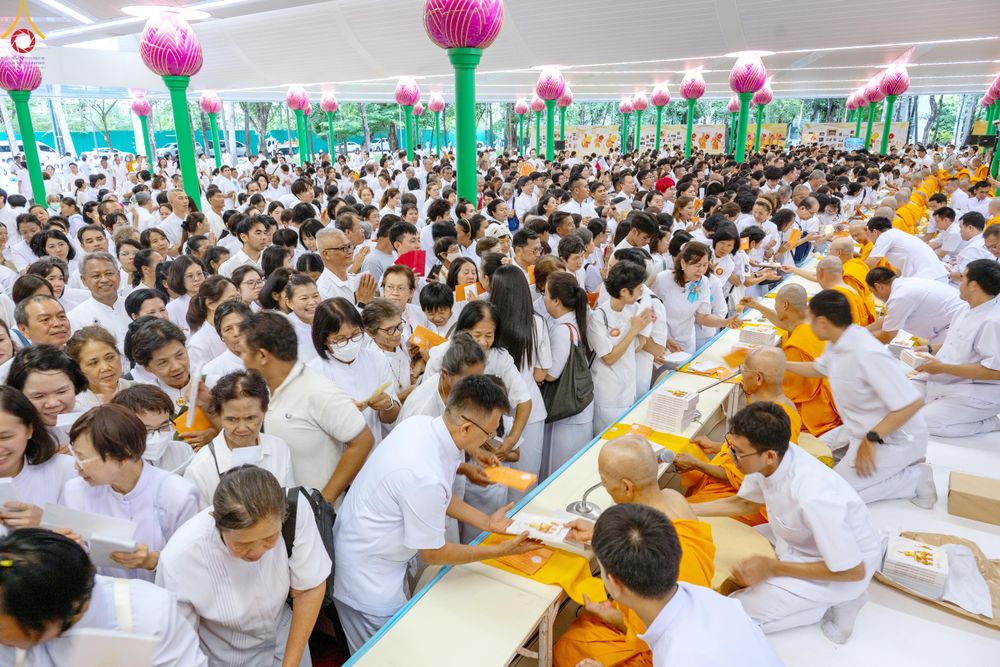 ภาพ No.330912:วันวิสาขบูชา อาทิตย์ที่ 31 พฤษภาคม พ.ศ.2569 พิธีบรรพชาสามเณรอุบาสก 11 ท่าน , พิธีถวายบาตรผ้าไตร และจตุปัจจัยไทยธรรม แด่สามเณร , พิธีอุปสมบทอุทิศชีวิต , พิธีกล่าวคำกัปปิยภัณฑ์  ณ อุโบสถพระไตรปิฎก วัดพระธรรมกาย จังหวัดปทุมธานี