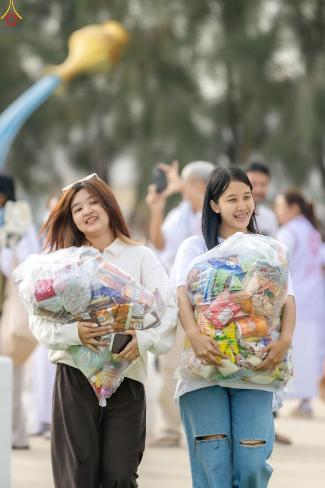 ภาพ No.302749:วันที่ 24 มกราคม พ.ศ. 2569 พิธีตักบาตรพระธรรมยาตรา(ภาพชุดที่ 2) ณ อนุสรณ์สถานลำดับที่ 5 สถานที่เผยแผ่วิชชาธรรมกายครั้งแรก อนุสรณ์สถานบางปลา วัดบางปลา อำเภอบางเลน จังหวัดนครปฐม ในโครงการธรรมยาตรา กตัญญูบูชา มหาปูชนียาจารย์ พระมงคลเทพมุนี(สด จนฺทสโร) พระผู