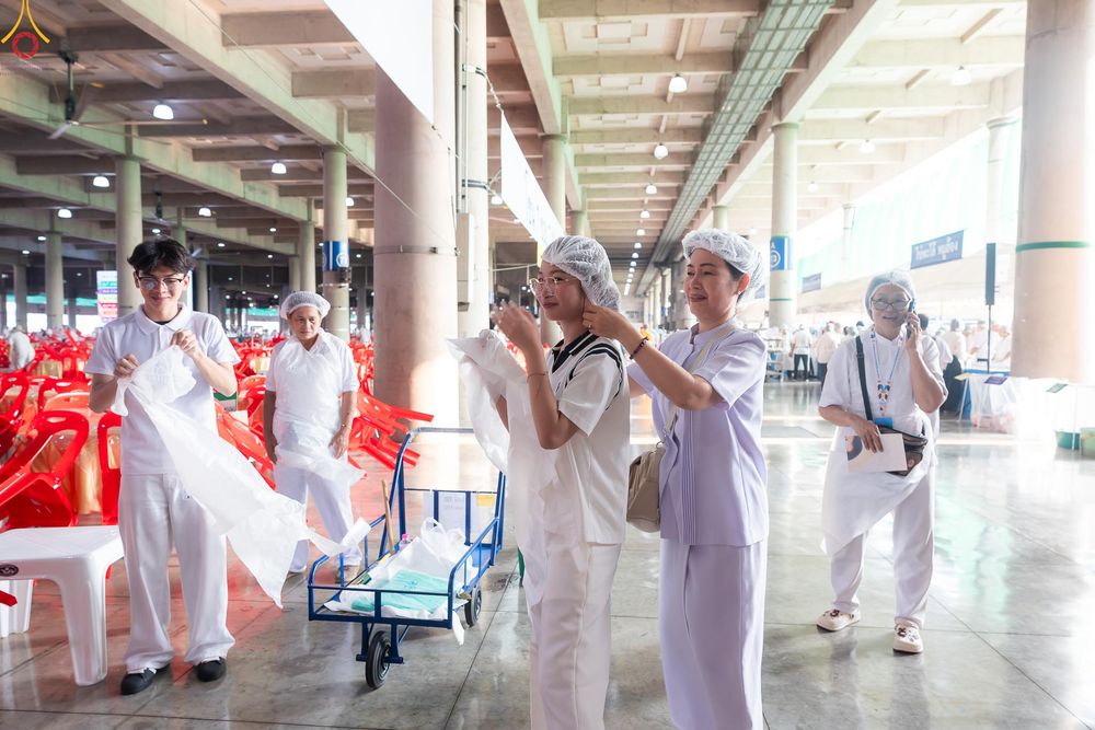 ภาพ No.325774:วันที่ 22 เมษายน พ.ศ.2569(วันคุ้มครองโลก) งานถวายมหาสังฆทาน 40,000 กว่าวัดทั่วประเทศ เจ้าหน้าที่ สาธุชน ร่วมใจจัดเตรียมภัตตาหารเพล (ชุด 2)