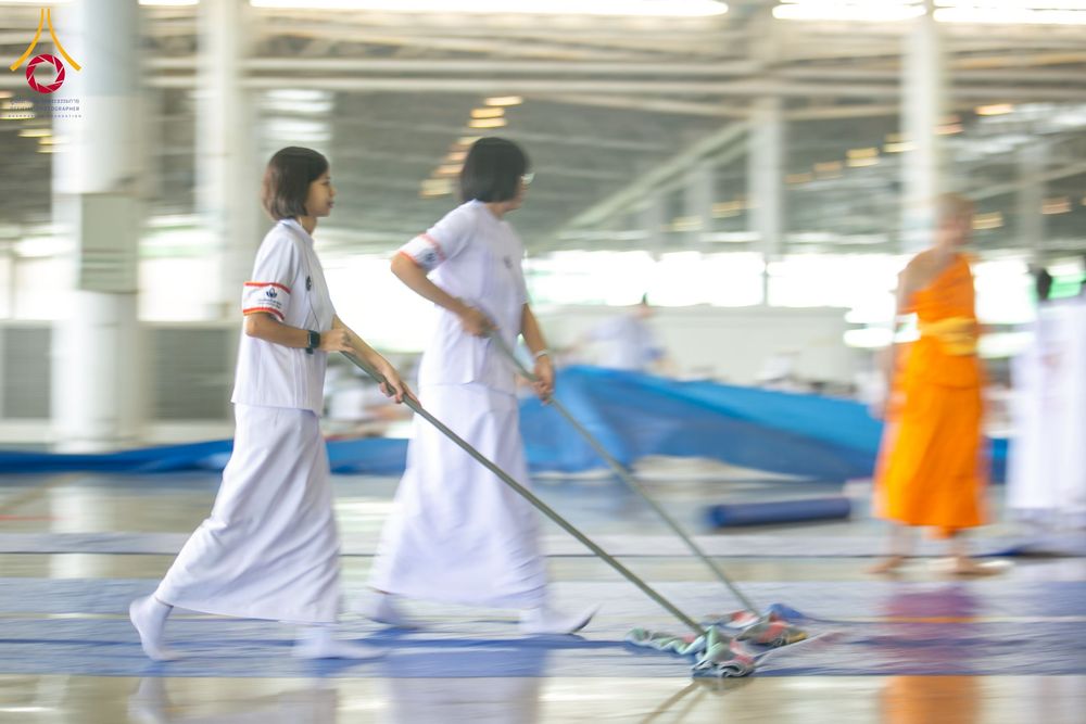 ภาพ No.256913:วันที่ 5 ตุลาคม พ.ศ. 2568 พิธีตักบาตร ข้าวสารอาหารแห้ง ณ บ้านแก้วเรือนทองคุณยายฯ สภาธรรมกายสากล วัดพระธรรมกาย