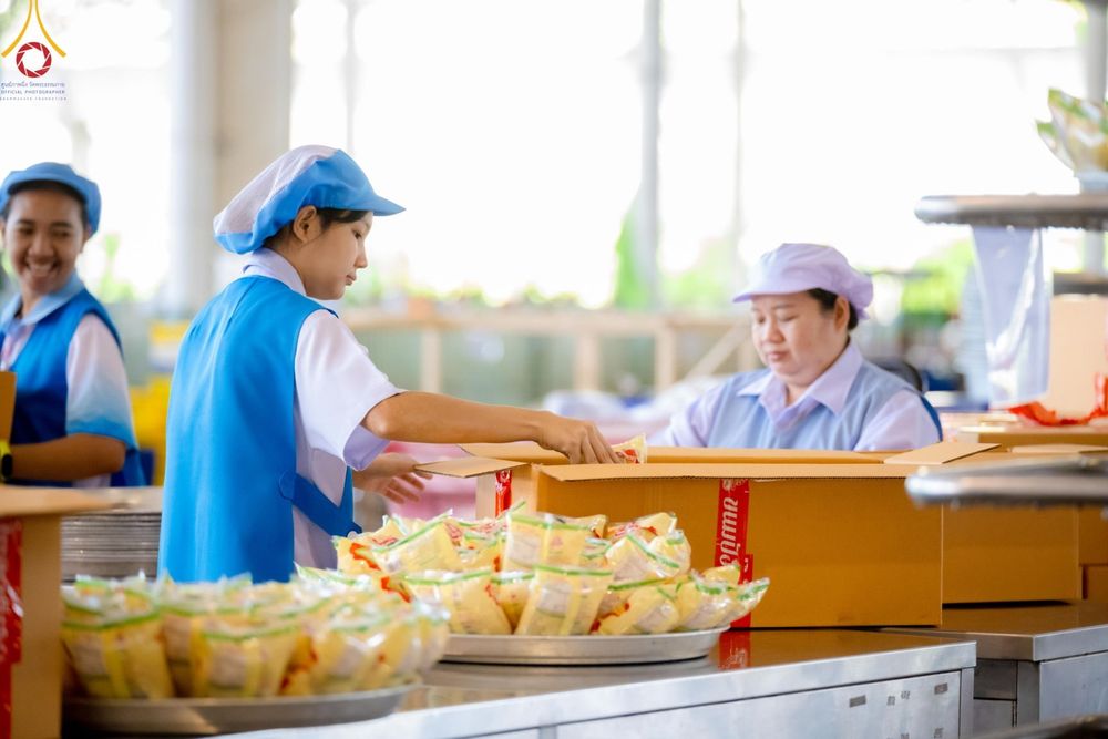 ภาพ No.143538:พิธีตักบาตร ข้าวสารอาหารแห้ง ณ บ้านแก้วเรือนทองคุณยายฯ และ พิธีบูชาข้าวพระ  ณ สภาธรรมกายสากล วัดพระธรรมกาย วันอาทิตย์ที่ 7 กรกฎาคม พ.ศ. 2567