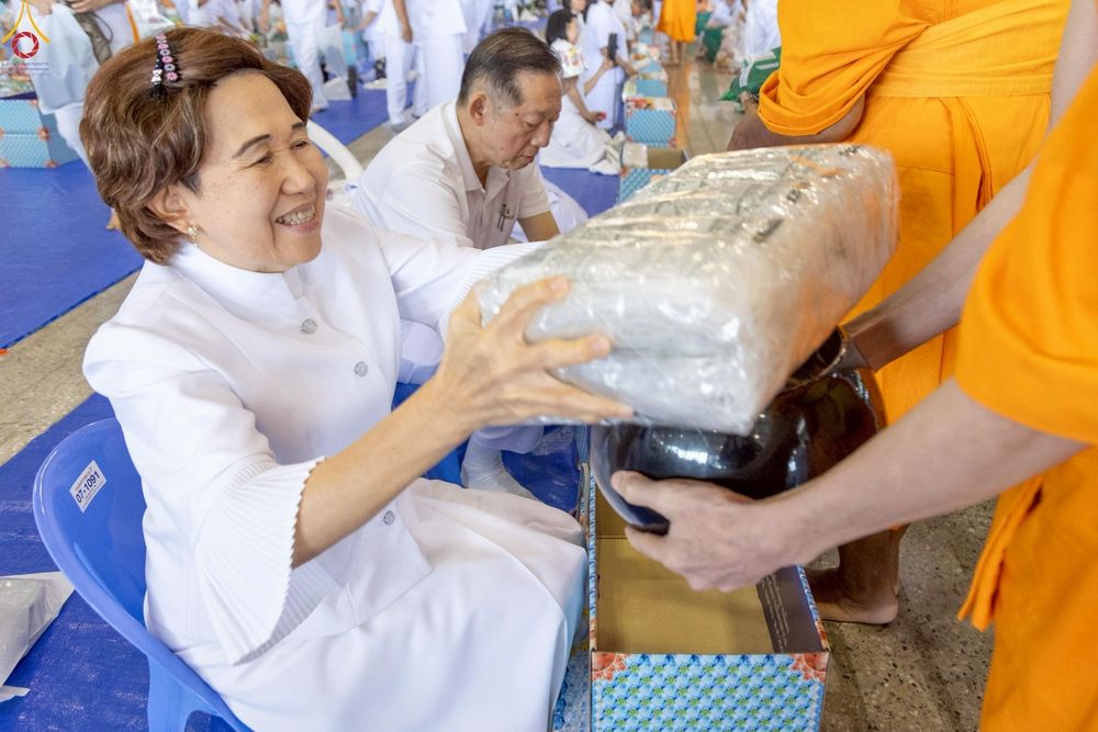 ภาพ No.240542:วันพุธที่ 27 สิงหาคม พ.ศ. 2568 พิธีตักบาตร ในวันธรรมชัย ณ วัดพระธรรมกาย จ.ปทุมธานี