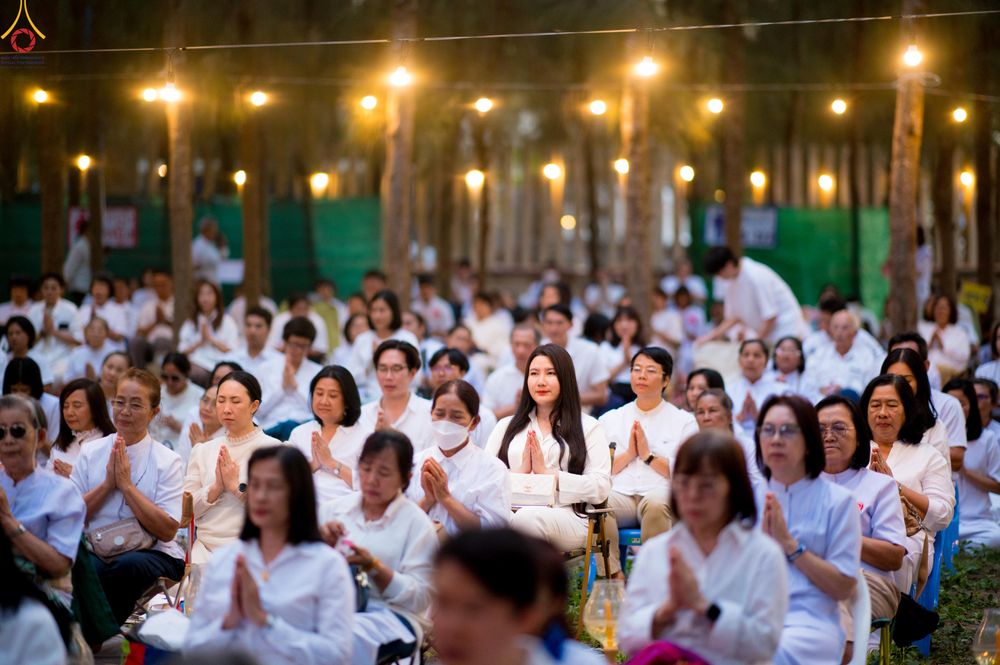 ภาพ No.290113:วันที่ 6 มกราคม พ.ศ. 2569 พิธีจุดประทีปถวายเป็นพุทธบูชา และบูชาธรรมมหาปูชนียาจารย์ (ภาพชุดที่ 2) ณ อนุสรณ์สถานมหาวิหารพระมงคลเทพมุนี (โลตัสแลนด์) อ.สองพี่น้อง จ.สุพรรณบุรี ในโครงการธรรมยาตรา กตัญญูบูชา มหาปูชนียาจารย์ พระมงคลเทพมุนี(สด จนฺทสโร) พระผู้ปรา