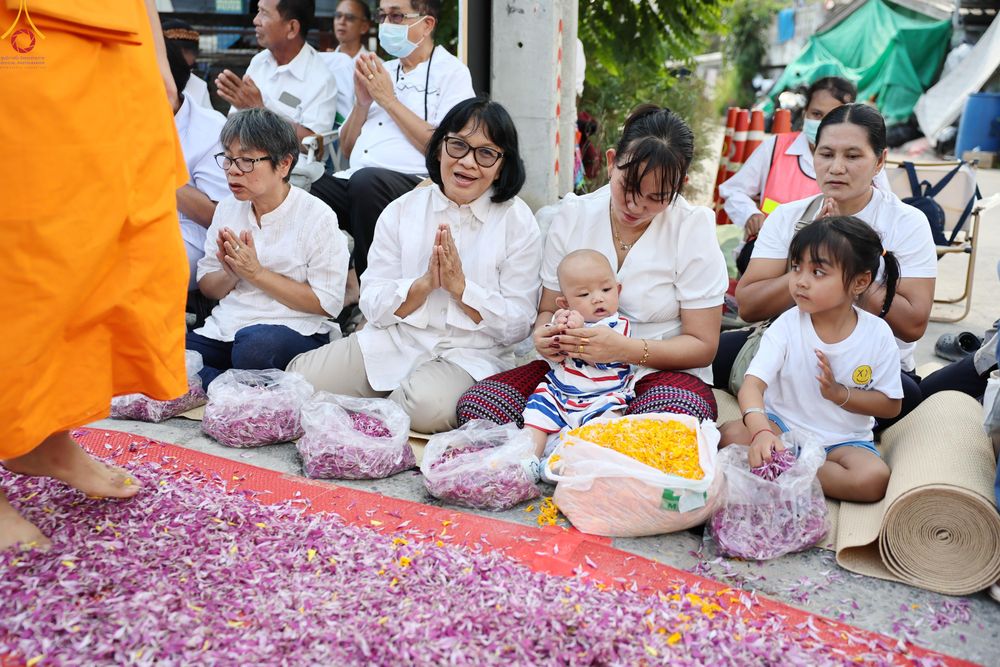 ภาพ No.295076:วันที่ 14 มกราคม พ.ศ. 2569 พิธีต้อนรับพระธรรมยาตรา อนุสรณ์สถานลำดับที่ 4  สถานที่เกิดด้วยกายธรรม ณ วัดโบสถ์บน ต.บางคูเวียง จ.นนทบุรี ในโครงการธรรมยาตรา กตัญญูบูชา มหาปูชนียาจารย์ พระมงคลเทพมุนี(สด จนฺทสโร) พระผู้ปราบมาร อนุสรณ์สถาน 7 แห่ง ปีที่ 14