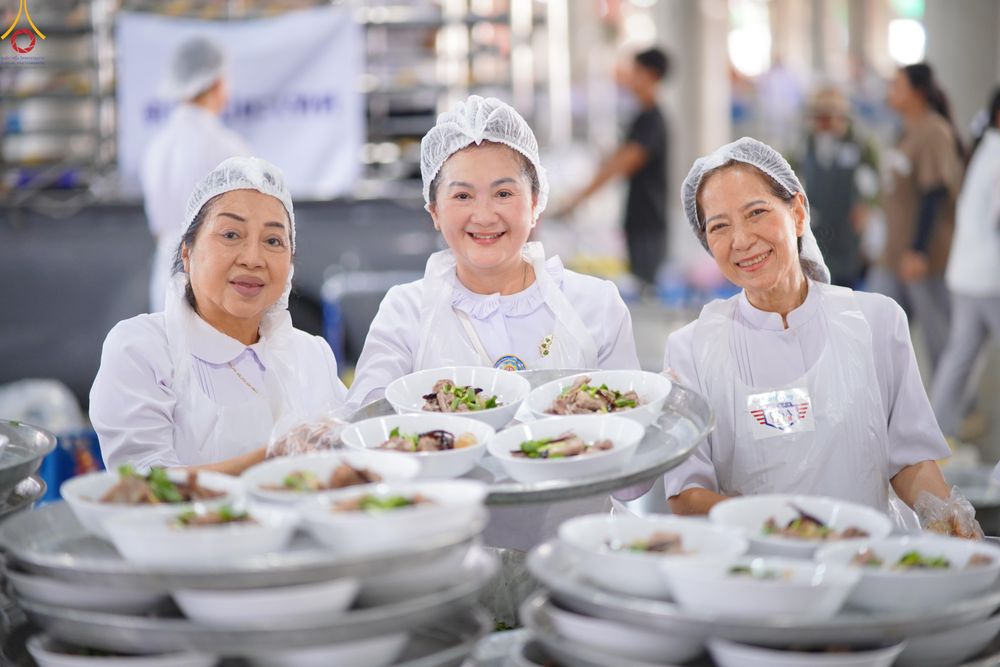 ภาพ No.325778:วันที่ 22 เมษายน พ.ศ.2569(วันคุ้มครองโลก) งานถวายมหาสังฆทาน 40,000 กว่าวัดทั่วประเทศ เจ้าหน้าที่ สาธุชน ร่วมใจจัดเตรียมภัตตาหารเพล (ชุด 2)