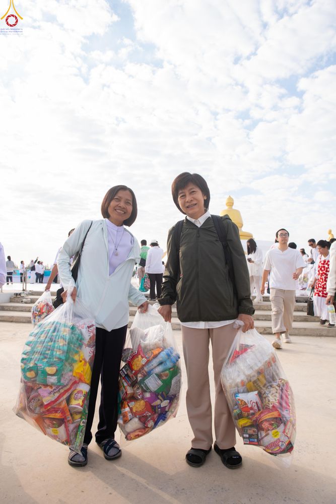 ภาพ No.302745:วันที่ 24 มกราคม พ.ศ. 2569 พิธีตักบาตรพระธรรมยาตรา(ภาพชุดที่ 2) ณ อนุสรณ์สถานลำดับที่ 5 สถานที่เผยแผ่วิชชาธรรมกายครั้งแรก อนุสรณ์สถานบางปลา วัดบางปลา อำเภอบางเลน จังหวัดนครปฐม ในโครงการธรรมยาตรา กตัญญูบูชา มหาปูชนียาจารย์ พระมงคลเทพมุนี(สด จนฺทสโร) พระผู