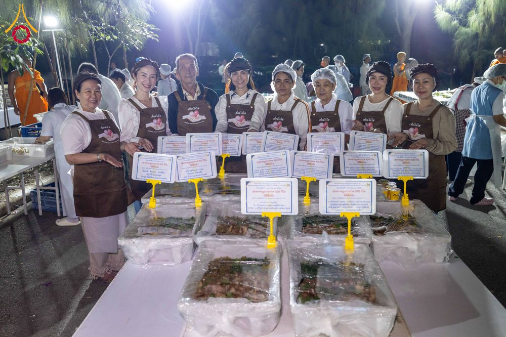 ภาพ No.288016:วันที่ 4 มกราคม พ.ศ. 2569 พิธีถวายภัตตาหารเป็นสังฆทาน แด่พระธรรมยาตรา ในโครงการธรรมยาตรา กตัญญูบูชา มหาปูชนียาจารย์ พระมงคลเทพมุนี(สด จนฺทสโร) พระผู้ปราบมาร อนุสรณ์สถาน 7 แห่ง ปีที่ 14 ณ อนุสรณ์สถานมหาวิหารพระมงคลเทพมุนี (โลตัสแลนด์) อ.สองพี่น้อง จ.สุพรร