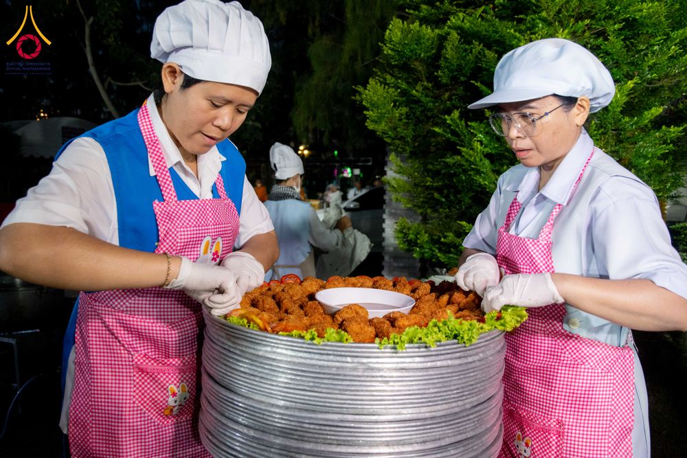 ภาพ No.287991:วันที่ 4 มกราคม พ.ศ. 2569 พิธีถวายภัตตาหารเป็นสังฆทาน แด่พระธรรมยาตรา ในโครงการธรรมยาตรา กตัญญูบูชา มหาปูชนียาจารย์ พระมงคลเทพมุนี(สด จนฺทสโร) พระผู้ปราบมาร อนุสรณ์สถาน 7 แห่ง ปีที่ 14 ณ อนุสรณ์สถานมหาวิหารพระมงคลเทพมุนี (โลตัสแลนด์) อ.สองพี่น้อง จ.สุพรร