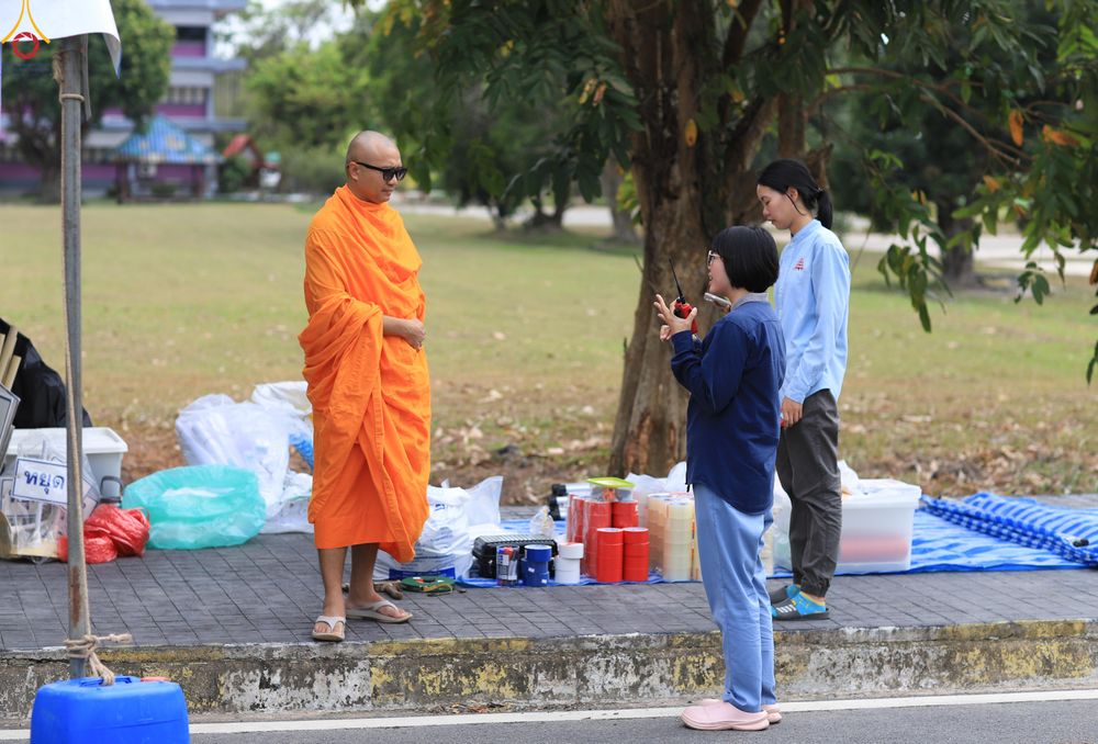 ภาพ No.280839:วันที่ 27 ธันวาคม พ.ศ.2568 คณะสงฆ์และเจ้าหน้าที่ทุกสังกัด ช่วยกันเตรียมงานตักบาตรพระ 1,000 รูป จ.สตูล