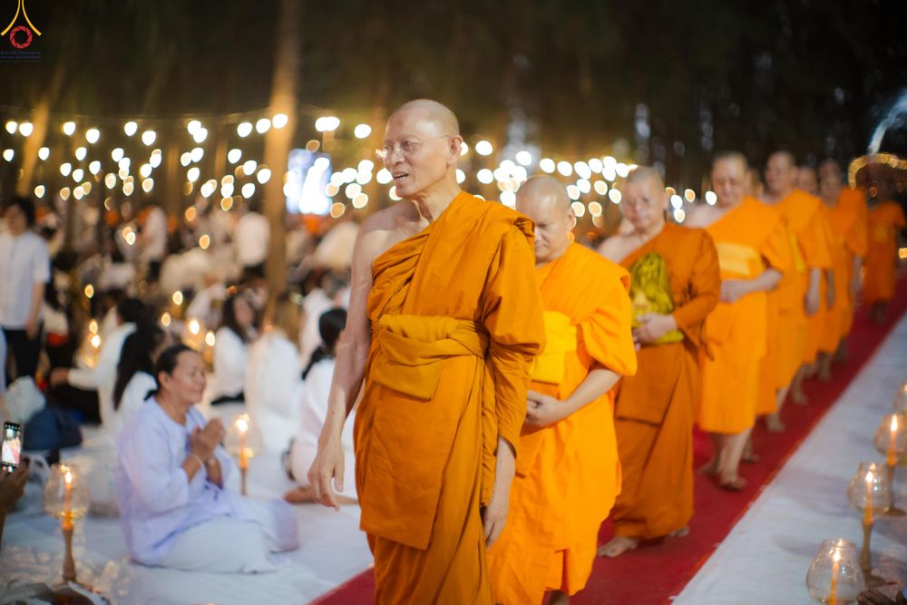 ภาพ No.290143:วันที่ 6 มกราคม พ.ศ. 2569 พิธีจุดประทีปถวายเป็นพุทธบูชา และบูชาธรรมมหาปูชนียาจารย์ (ภาพชุดที่ 2) ณ อนุสรณ์สถานมหาวิหารพระมงคลเทพมุนี (โลตัสแลนด์) อ.สองพี่น้อง จ.สุพรรณบุรี ในโครงการธรรมยาตรา กตัญญูบูชา มหาปูชนียาจารย์ พระมงคลเทพมุนี(สด จนฺทสโร) พระผู้ปรา