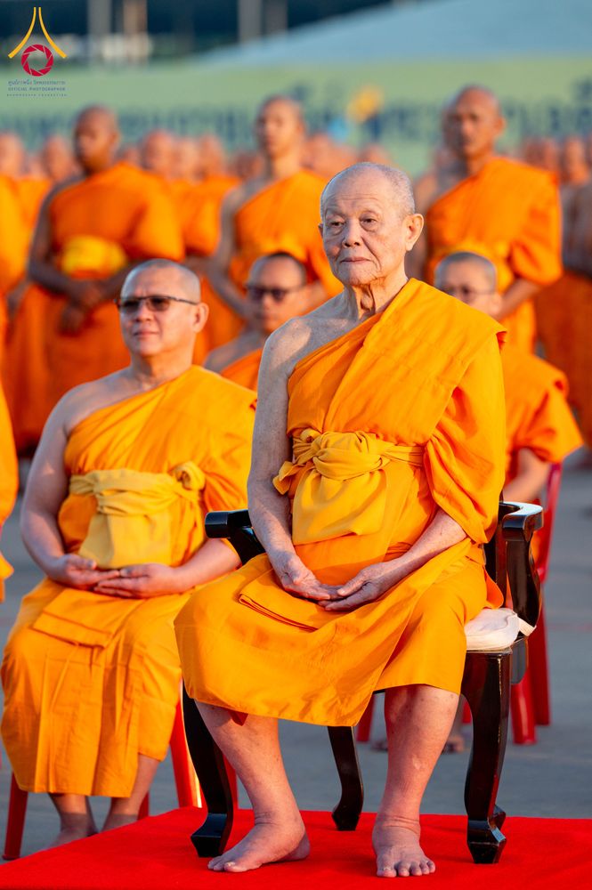 ภาพ No.285237:วันจันทร์ที่ 15 ธันวาคม พ.ศ.2568  บันทึกภาพหมู่ประวัติศาสตร์ โครงการบรรพชาอุปสมบทหมู่  รุ่นบูชาธรรมมหาปูชนียาจารย์ ประจำปี 2568 ณ ลานธรรมมหาธรรมกายเจดีย์ วัดพระธรรมกาย