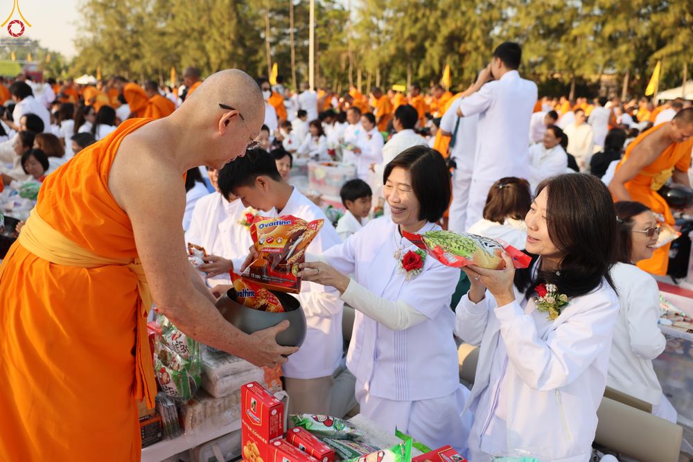 ภาพ No.292442:วันที่ 11 มกราคม พ.ศ. 2569 พิธีตักบาตรพระธรรมยาตรา ณ อนุสรณ์สถานคลองบางนางแท่น อ.สามพราน จ.นครปฐม ในโครงการธรรมยาตรา กตัญญูบูชา มหาปูชนียาจารย์ พระมงคลเทพมุนี(สด จนฺทสโร) พระผู้ปราบมาร อนุสรณ์สถาน 7 แห่ง ปีที่ 14