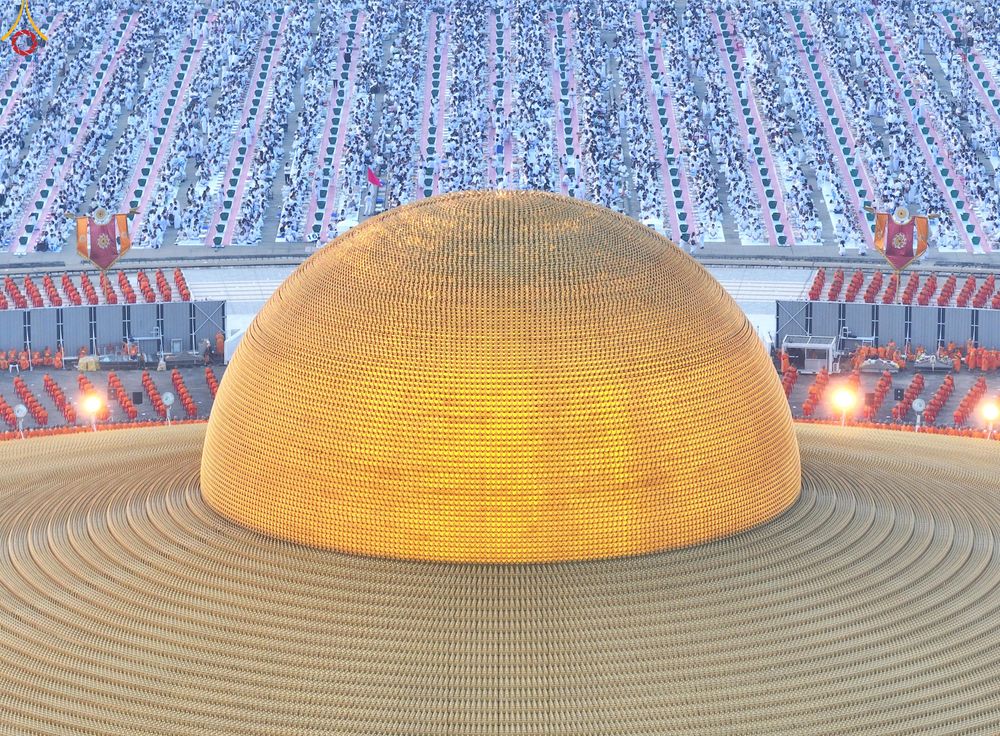 ภาพ No.279756:วันที่ 1 มกราคม พ.ศ.2569 พิธีตักบาตรในวันขึ้นปีใหม่ ณ ลานธรรม วัดพระธรรมกาย