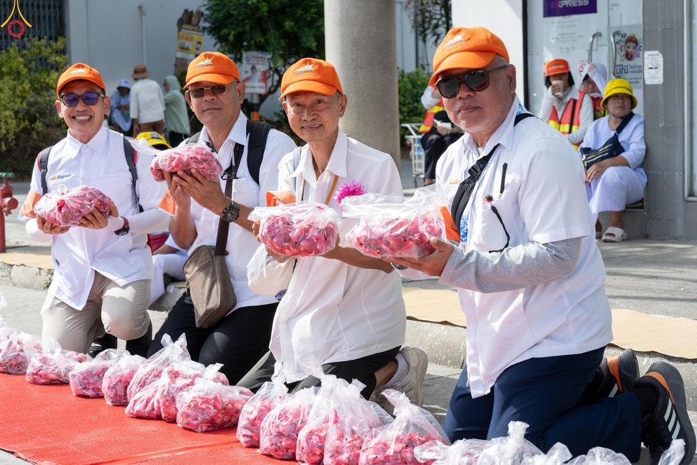 ภาพ No.296226:ภาพเบื้องหลังอาสาสมัครรวมใจ ชุดที่ 2 ในโครงการธรรมยาตรา กตัญญูบูชา มหาปูชนียาจารย์ พระมงคลเทพมุนี(สด จนฺทสโร) พระผู้ปราบมาร อนุสรณ์สถาน 7 แห่ง ปีที่ 14