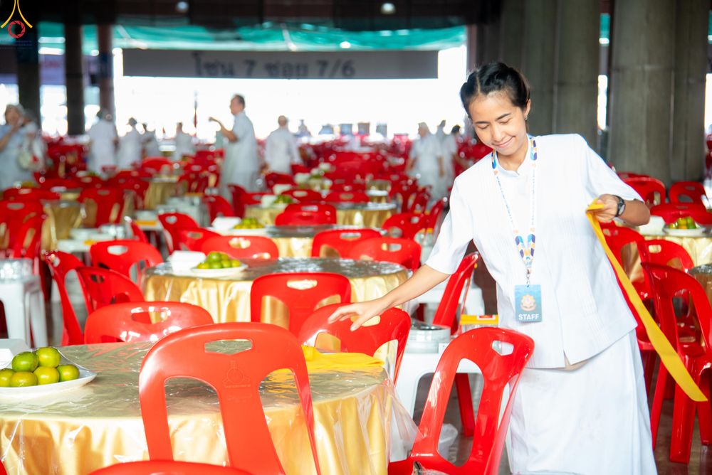 ภาพ No.325823:วันที่ 22 เมษายน พ.ศ.2569(วันคุ้มครองโลก) งานถวายมหาสังฆทาน 40,000 กว่าวัดทั่วประเทศ เจ้าหน้าที่ สาธุชน ร่วมใจจัดเตรียมภัตตาหารเพล (ชุด 2)