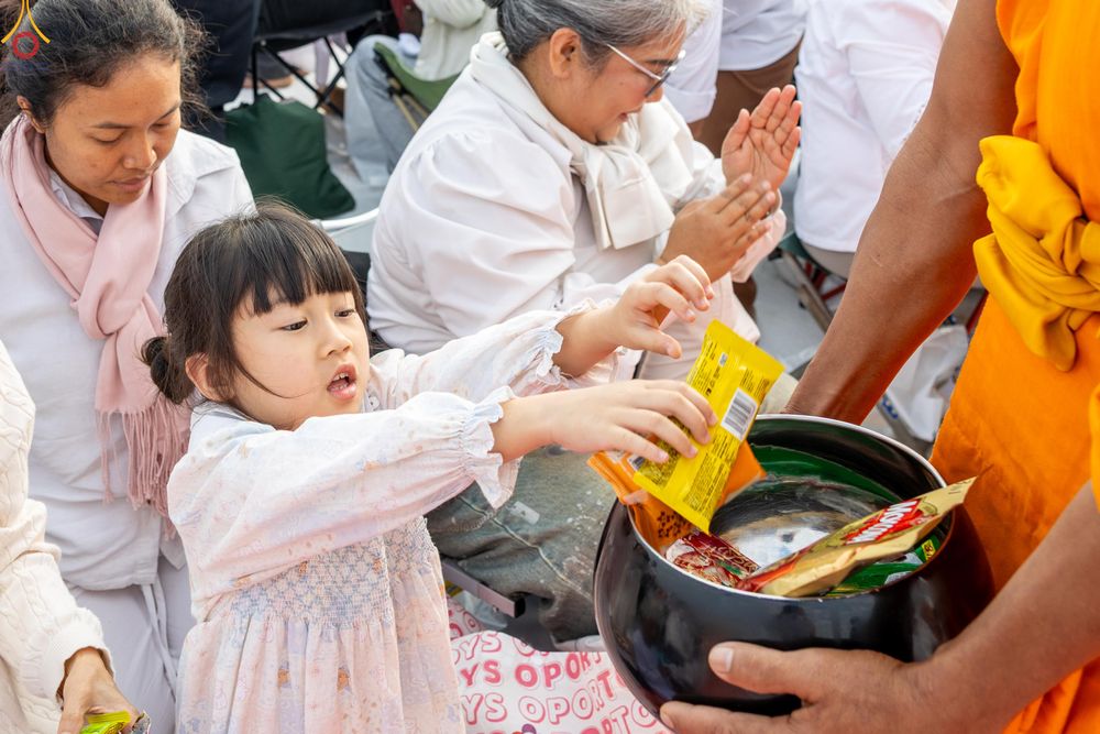 ภาพ No.302700:วันที่ 24 มกราคม พ.ศ. 2569 พิธีตักบาตรพระธรรมยาตรา(ภาพชุดที่ 2) ณ อนุสรณ์สถานลำดับที่ 5 สถานที่เผยแผ่วิชชาธรรมกายครั้งแรก อนุสรณ์สถานบางปลา วัดบางปลา อำเภอบางเลน จังหวัดนครปฐม ในโครงการธรรมยาตรา กตัญญูบูชา มหาปูชนียาจารย์ พระมงคลเทพมุนี(สด จนฺทสโร) พระผู