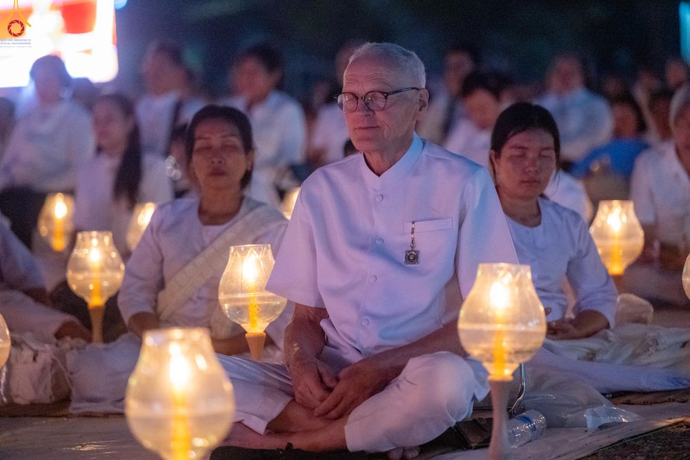 ภาพ No.294147:วันที่ 13 มกราคม พ.ศ. 2569 พิธีจุดประทีปถวายเป็นพุทธบูชา และบูชาธรรมมหาปูชนียาจารย์  (ภาพชุดที่ 2) ณ วัดสองพี่น้อง ต.ต้นตาล อ.สองพี่น้อง จ.สุพรรณบุรี ในโครงการธรรมยาตรา กตัญญูบูชา มหาปูชนียาจารย์ พระมงคลเทพมุนี(สด จนฺทสโร) พระผู้ปราบมาร อนุสรณ์สถาน 7 แห่