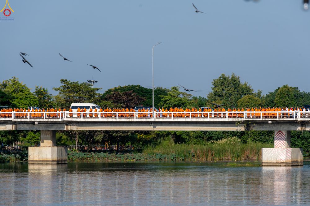 ภาพ No.282759:วันเสาร์ที่ 20 ธันวาคม พ.ศ.2568 พิธีตักบาตรพระ 10,000 รูป (ชุด 2) เนื่องในโอกาส 194 ปี จังหวัดกาญจนบุรี และอุทิศส่วนกุศลให้แด่บรรพชนทั้งหลาย บริเวณถนนสองแคว (Skywalk) เมืองกาญจนบุรี