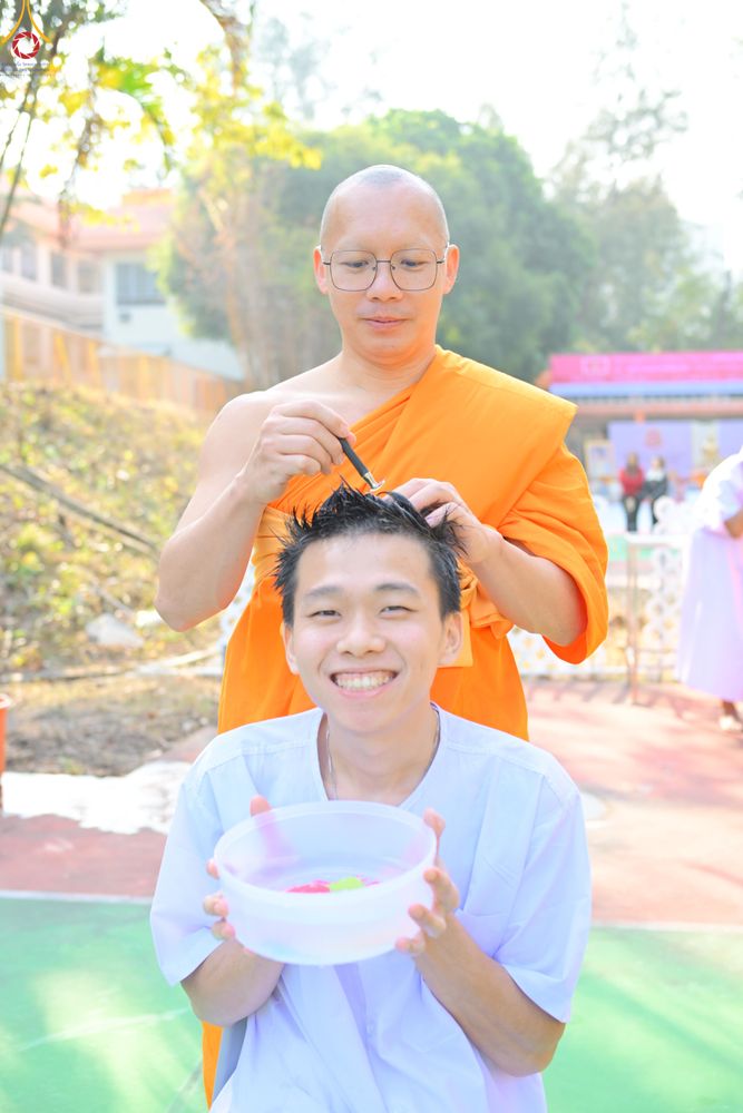 ภาพ No.280829:วันที่ 27 ธันวาคม พ.ศ. 2568  พิธีปลงผมนาคธรรมทายาท โครงการอุปสมบทหมู่บูชาธรรม 81 ปี หลวงพ่อธัมมชโย  ณ สมาคมพุทธ เขตตงช้ง ฮ่องกง